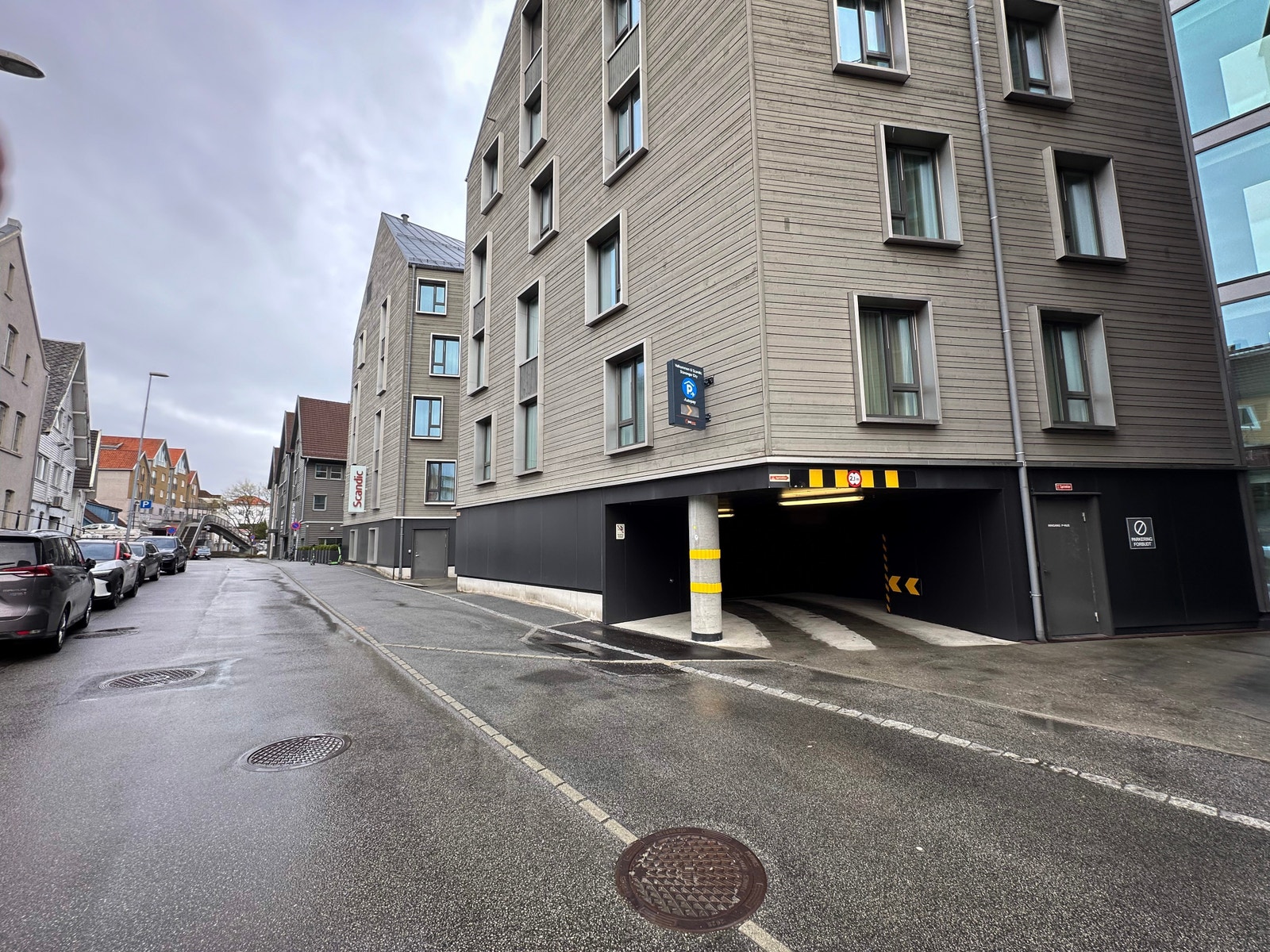 Innkjørsel til parkeringskjeller Galleribilde