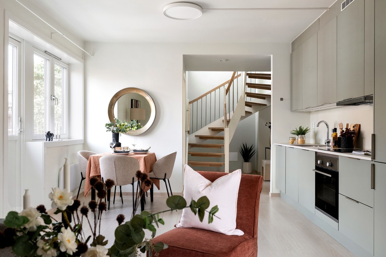 Store vinduflater slipper inn rikelig med naturlig lys Galleribilde