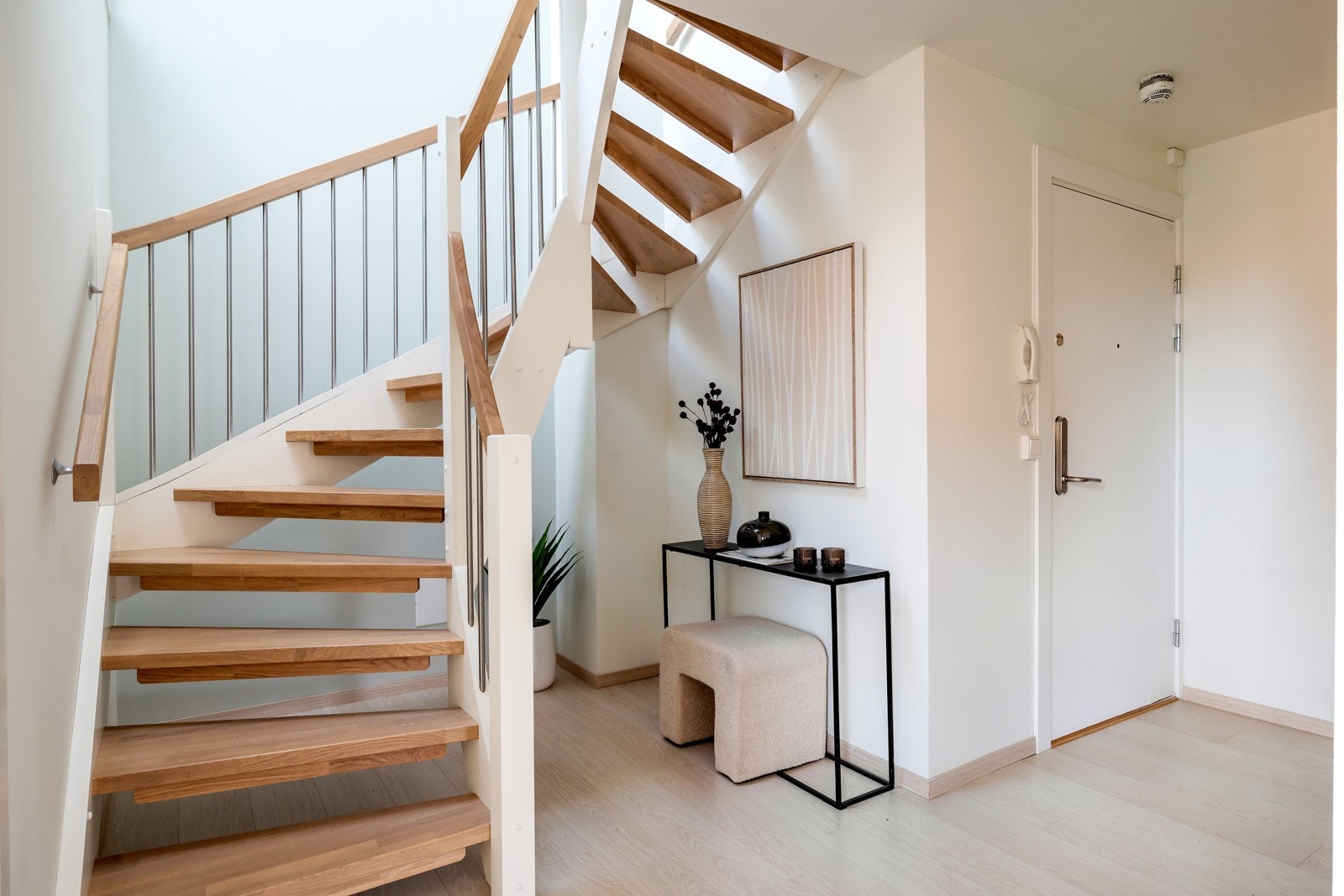 Under trappen er det perfekt å lage ytterligere oppbevaringsløsninger Galleribilde