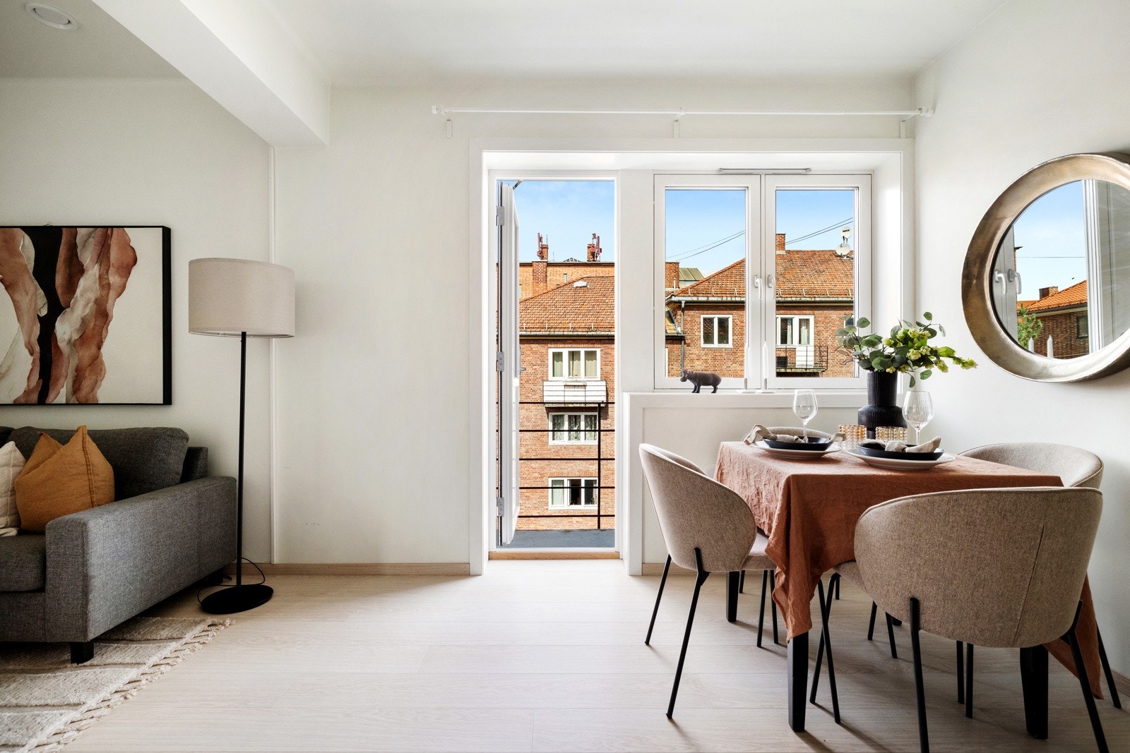 Her er det plass til en sofagruppe og spisebord Galleribilde