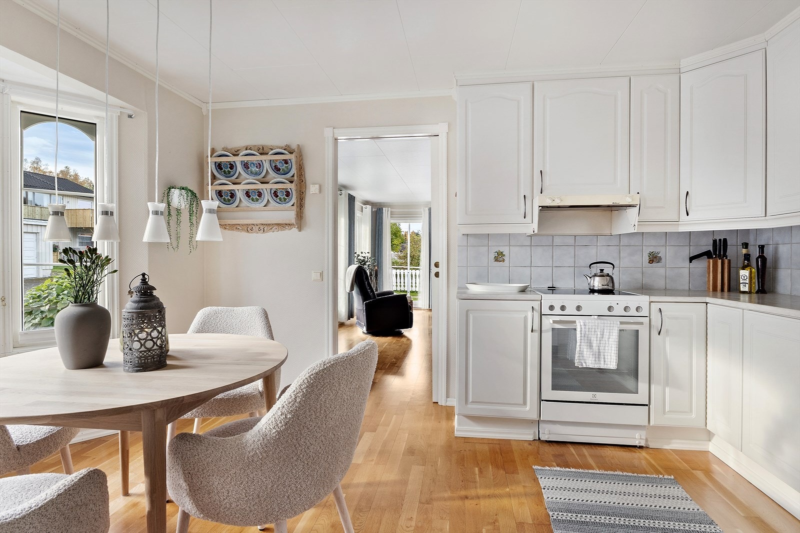 Totalt areal for boligen med garasje er 177 m2. Garasjen er romslig og har kvist for ekstra lagringsplass. Galleribilde