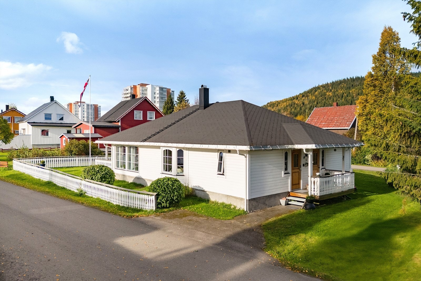 Velholdt og praktisk enebolig fra 1998 med alt på ett plan, ideell for både familier og godt voksne som ønsker en enkel hverdag. Galleribilde