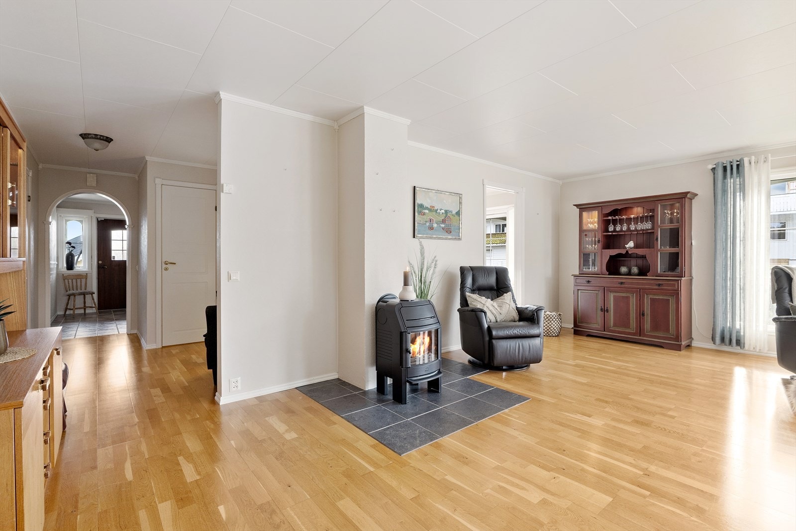 Boligen har godt med oppvarming; vedovn og varmepumpe i stue samt vannbåren gulvvarme i de fleste rom. Galleribilde