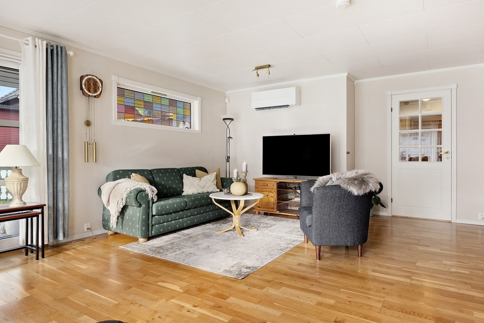 Videre inn i boligen finner du en lys og hyggelig stue som lar seg enkelt møblere med både sofagruppe, lenestoler og oppbevaring. Galleribilde