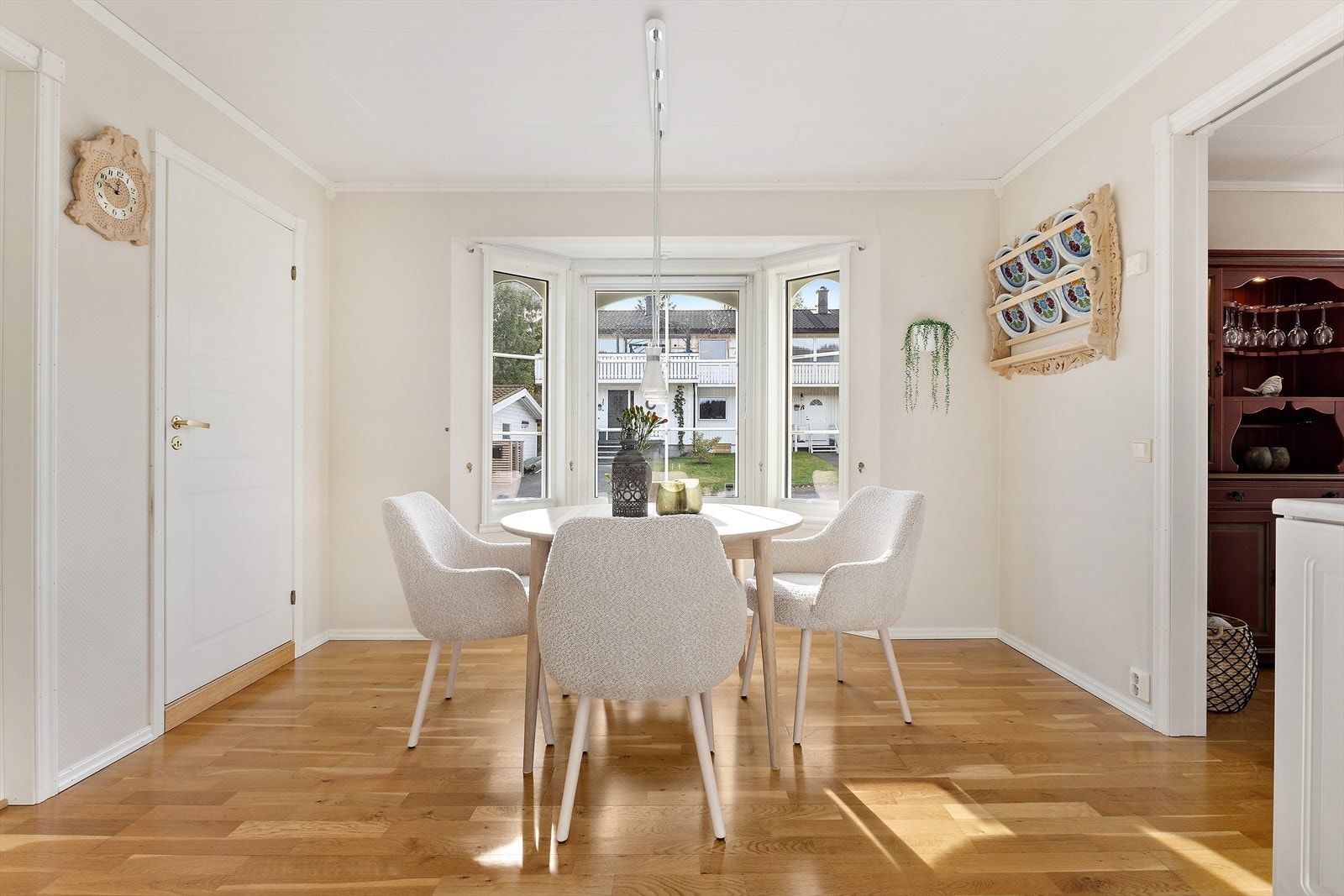 Det sjarmerende karnappet slipper inn rikelig med naturlig lys, samtidig som det gir et naturlig sted for plassering av spisebord. Galleribilde