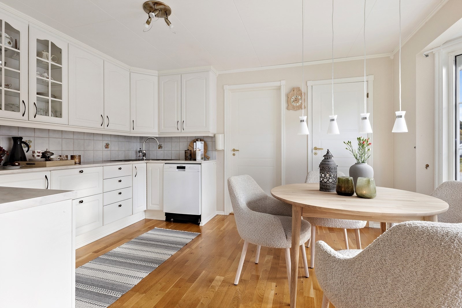 Et godt eksempel på boligens gjennomførte planløsning - kjøkkenet er praktisk plassert med direkte tilgang til vaskerom til venstre dør og kjølerom til høyre dør, hvor det er montert et nytt kjøleaggregat. Galleribilde