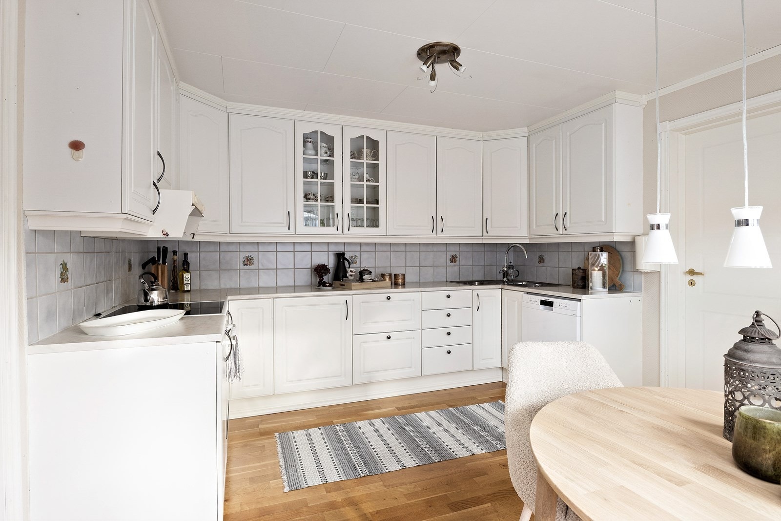 Kjøkkenet er lyst og hyggelig og har godt med benkeplass og oppbevaring i skuffer og skap. Galleribilde