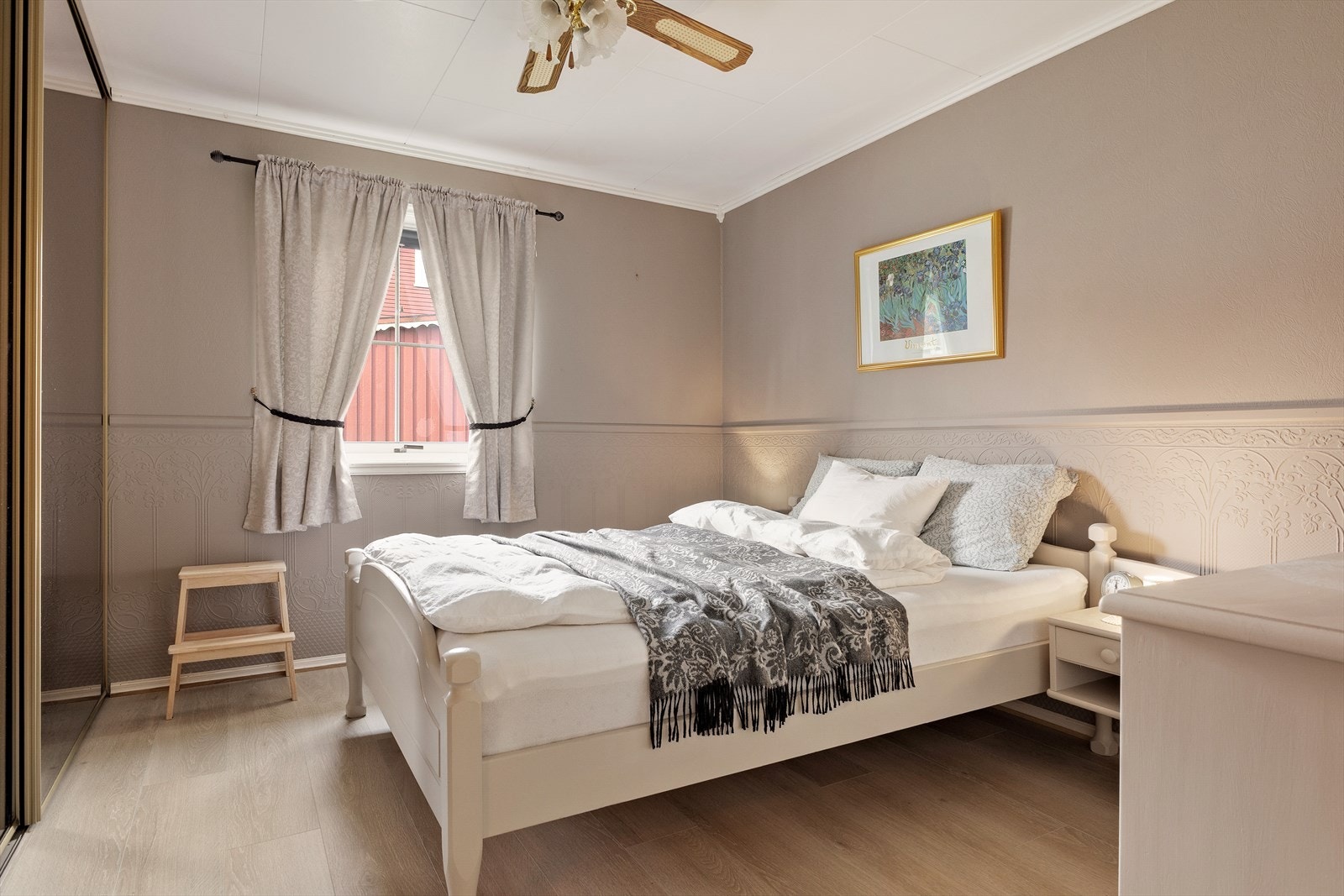 Boligen inneholder tre soverom av god størrelse, som gir plass til både familie, gjester eller hjemmekontor- så her kan boligen tilpasses ulike behov. Galleribilde