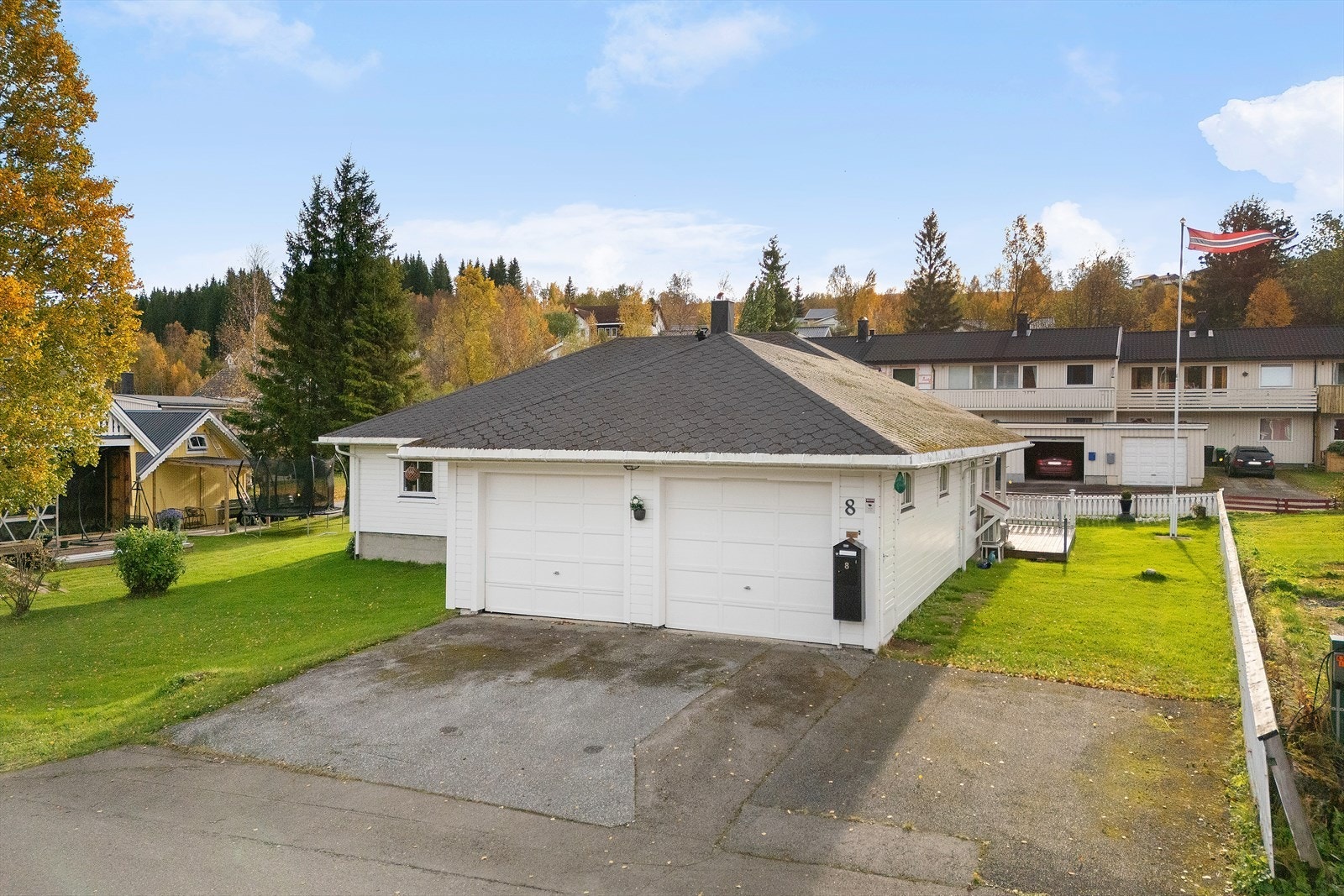 Adkomsten er spesielt praktisk med direkte inngang fra den romslige dobbelgarasjen og inn til boligen - en stor fordel i hverdagen, særlig på kalde eller regnfulle dager. I tillegg inngang på andre siden for gjester med parkering i gata. Galleribilde