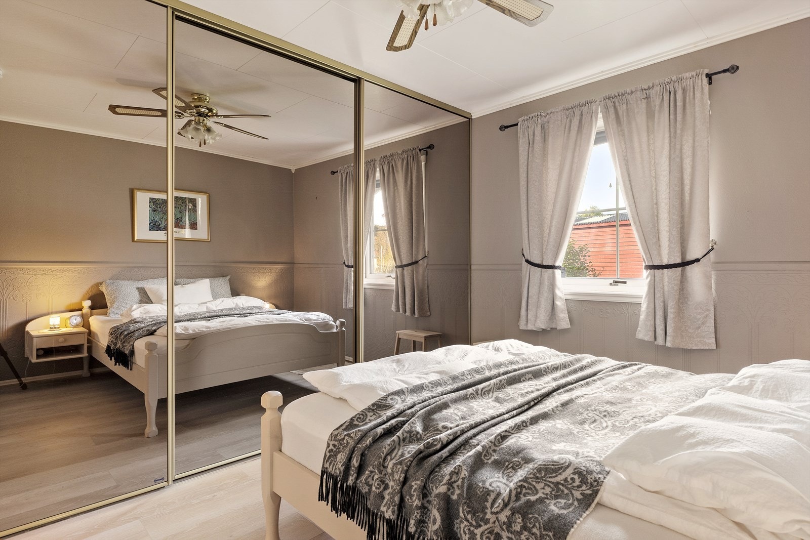 Soverom 1 av 3. Dette soverommet ligger for seg selv og nås via en mellomgang hvor du også når hovedbadet. Galleribilde