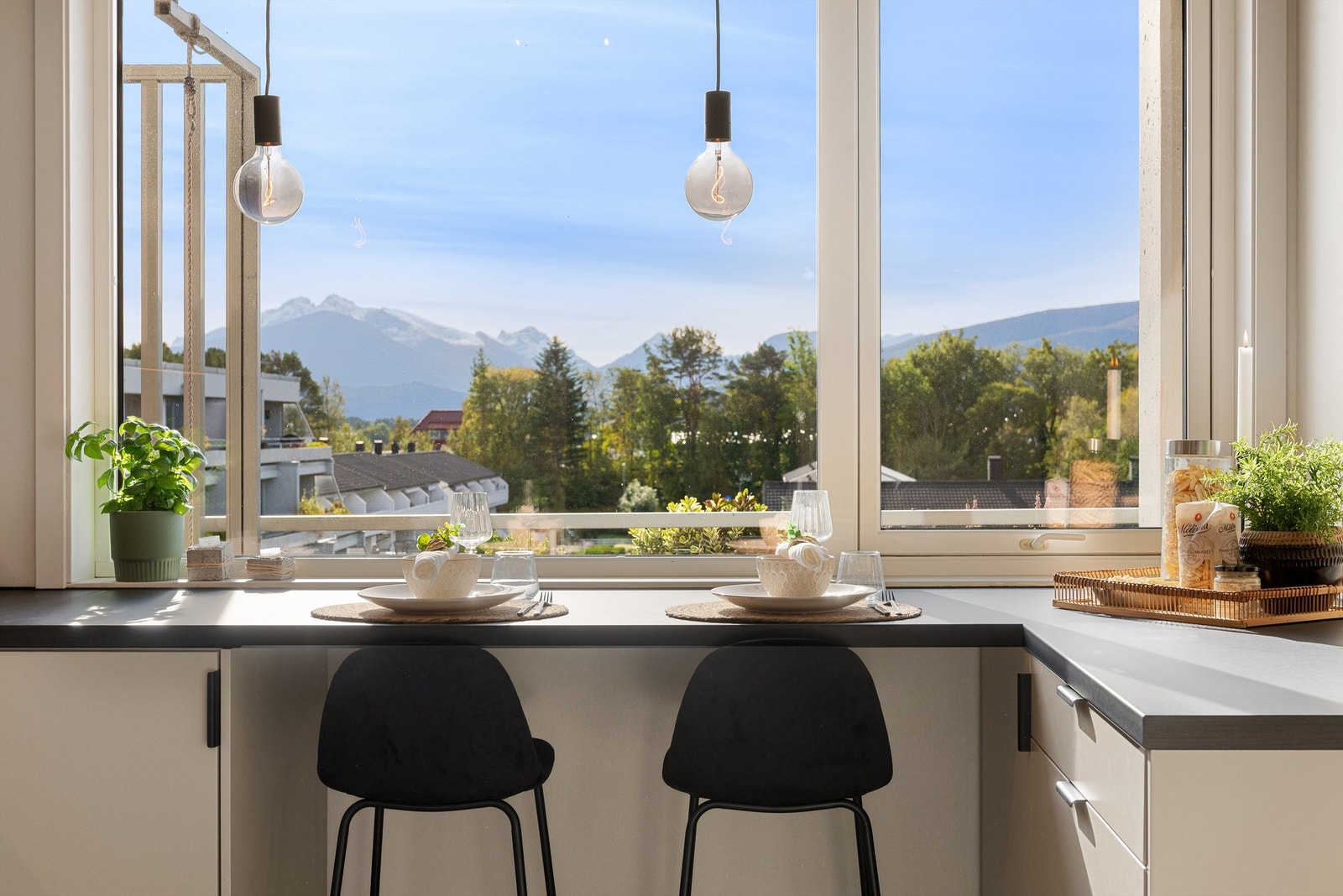 Flott spiseplass på kjøkkenet ved vindu Galleribilde