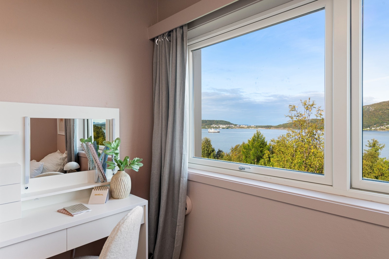 Flott utsikt også fra soverom 2 og 3 mot Ellingsøyfjorden Galleribilde