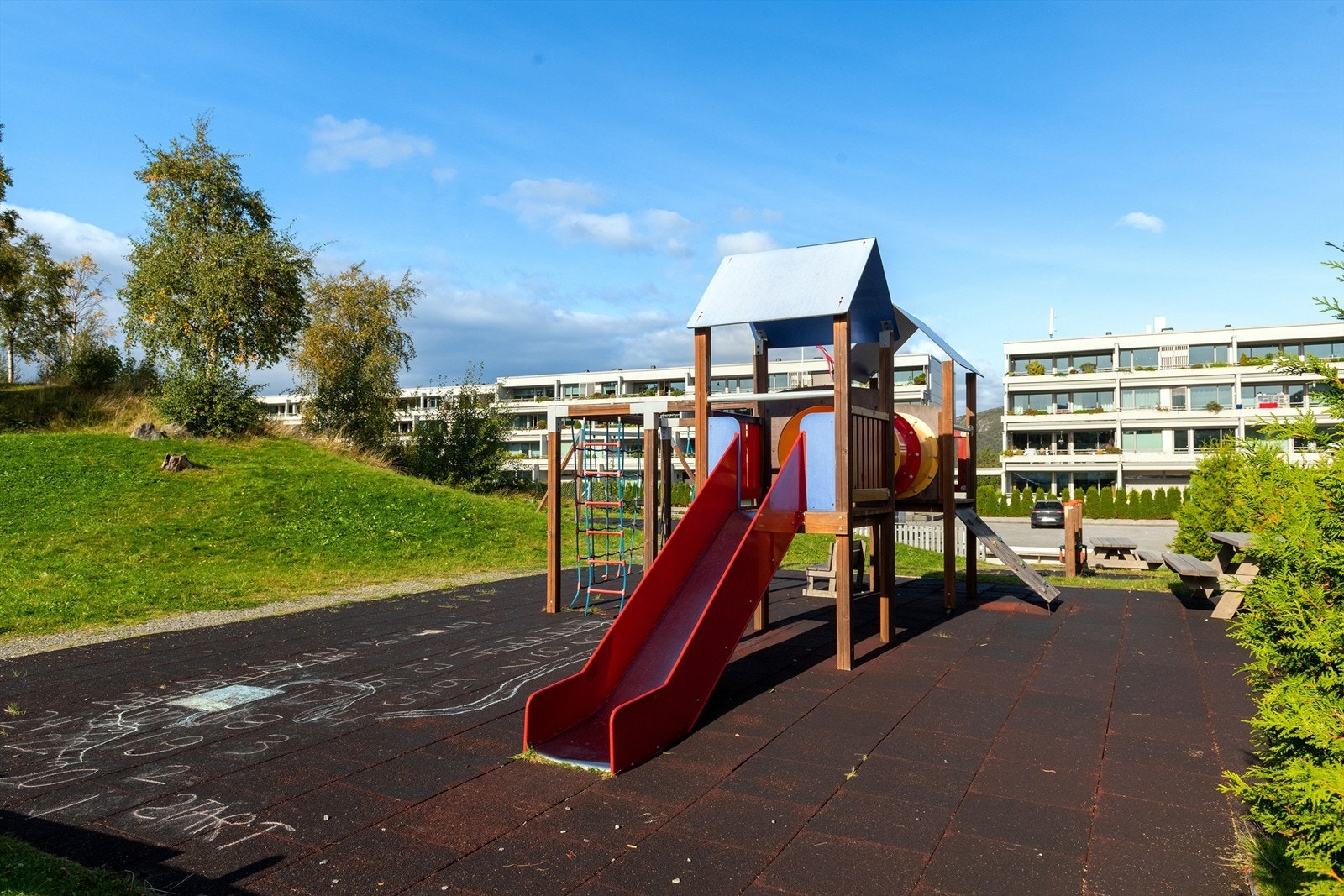 Flotte fellesområder med lekeplass i borettslaget Galleribilde