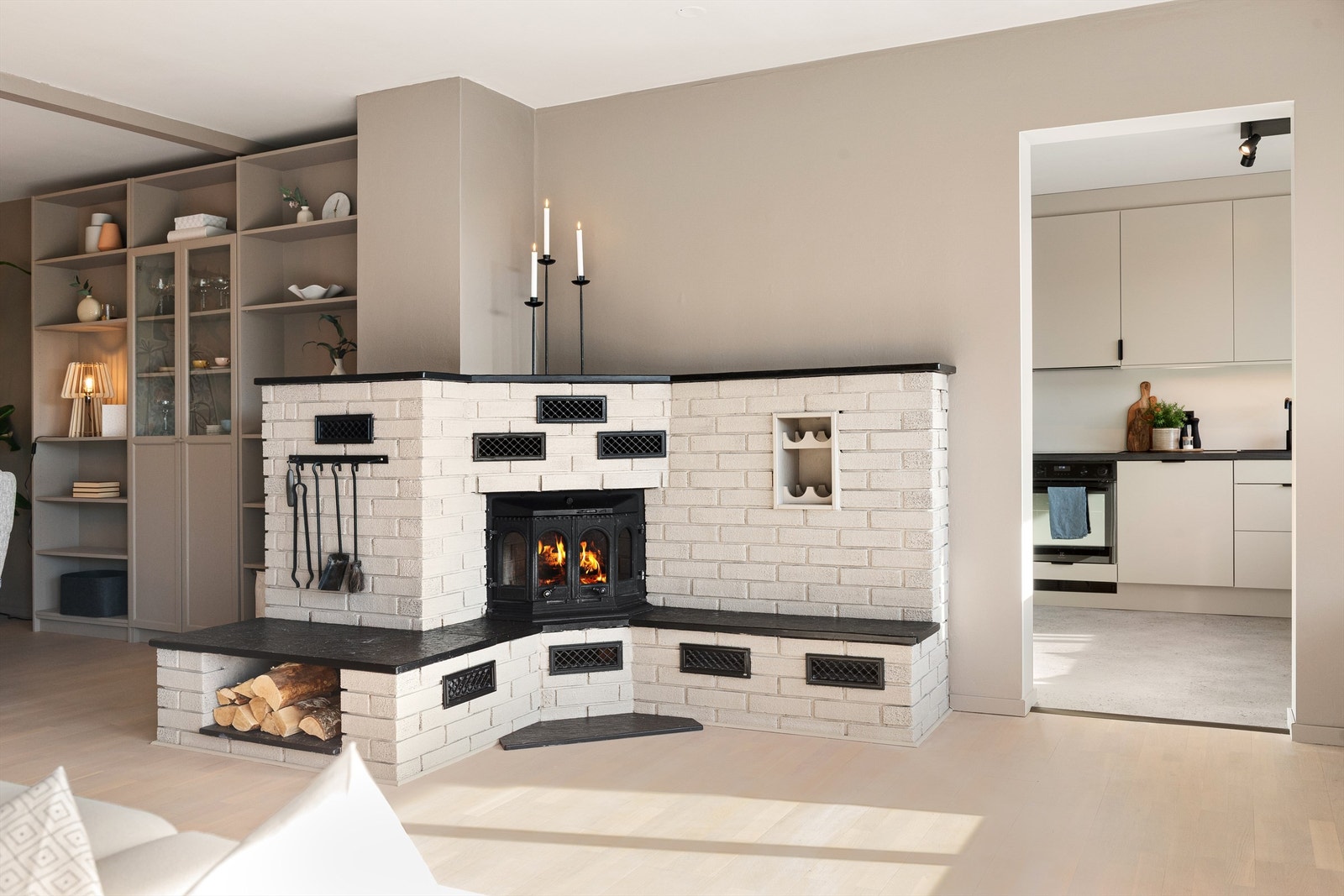 Stuen har murt peisarrangement med innmurt vinhylle og peisinnsats som gir en lun og hyggelig atmosfære på kjølige kvelder. Galleribilde