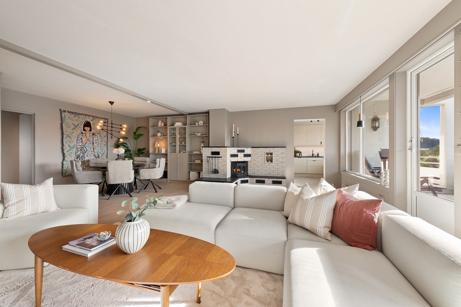 Fra sofakroken på stuen mot spisestue Galleribilde