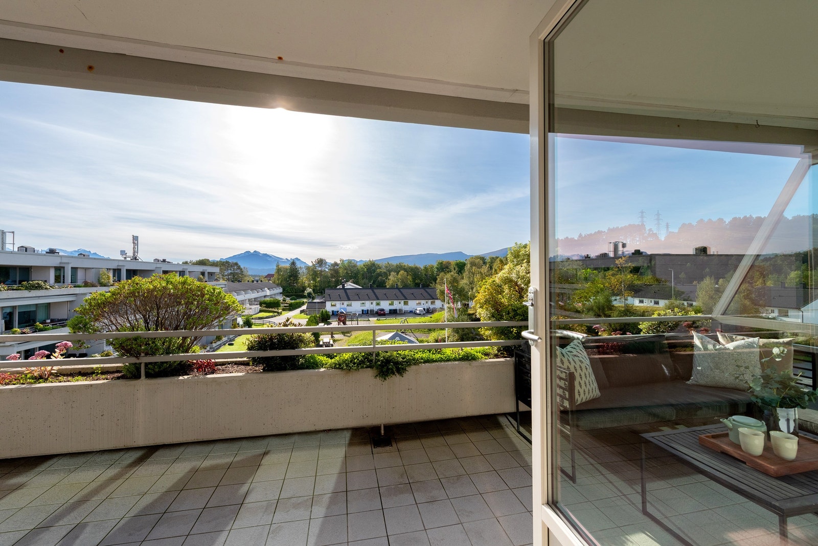 Overbygd sørvendt terrasse med flott utsikt Galleribilde