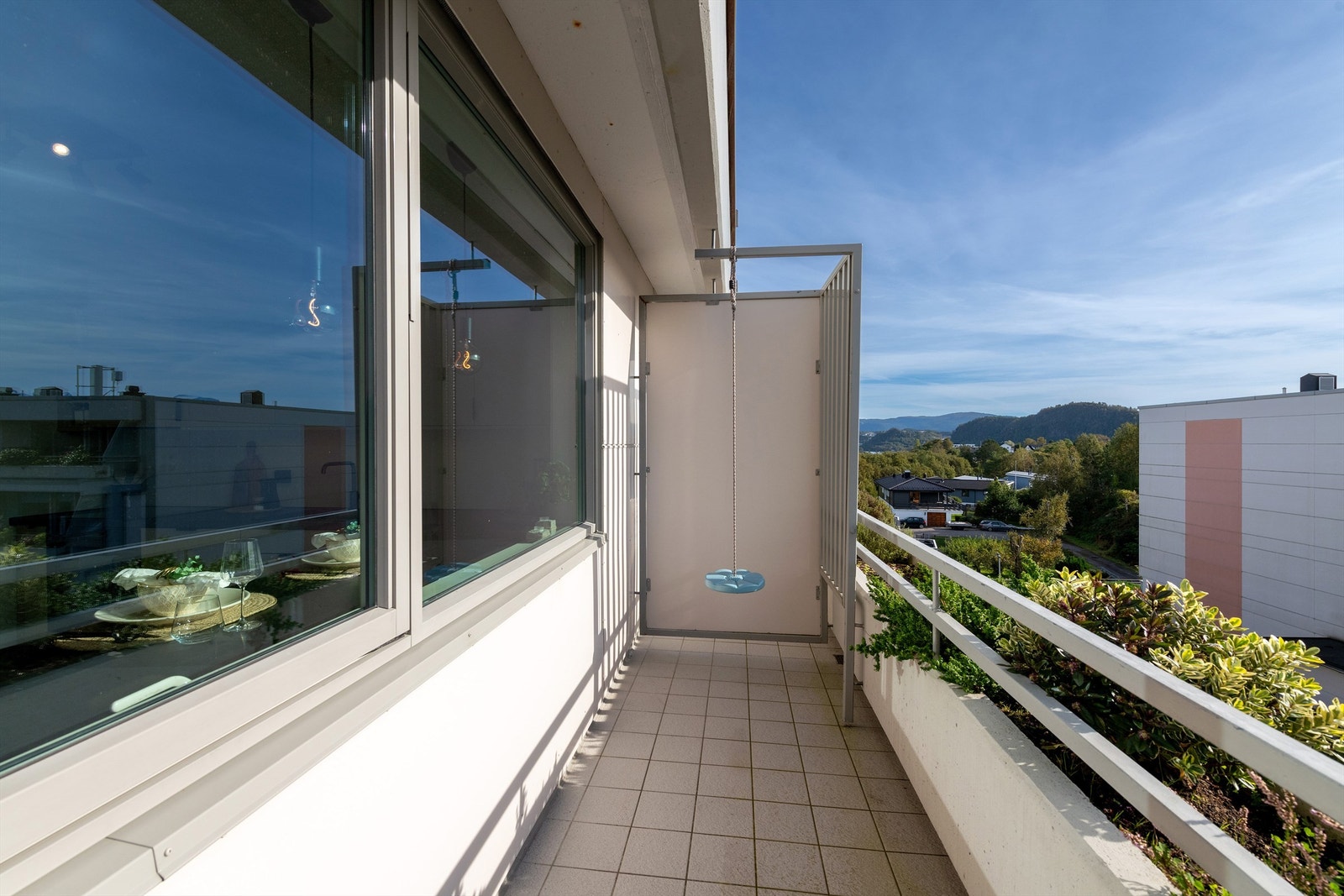 Deler av terrassen mot syd foran kjøkken - levegg mot nabo Galleribilde