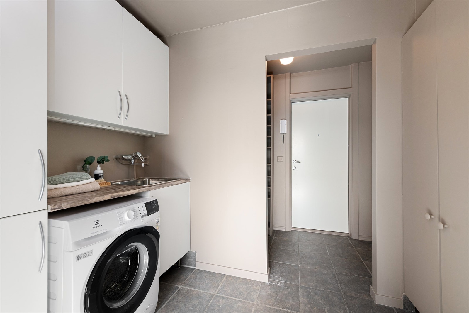 Vaskerom med flislagt gulv med gulvvarme, malte vegger og malt tak Galleribilde