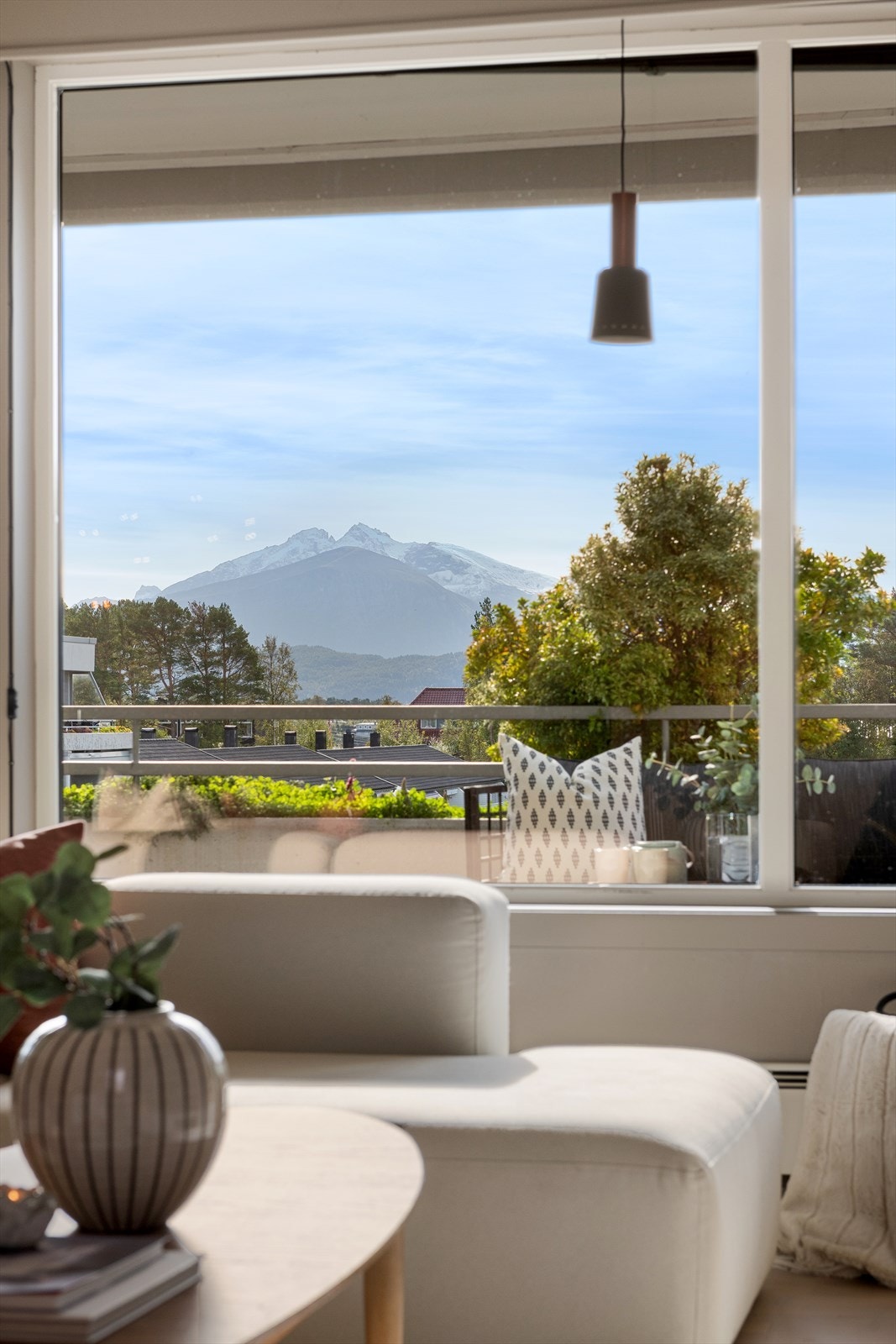 Flott utsikt fra sofagruppen på stuen Galleribilde