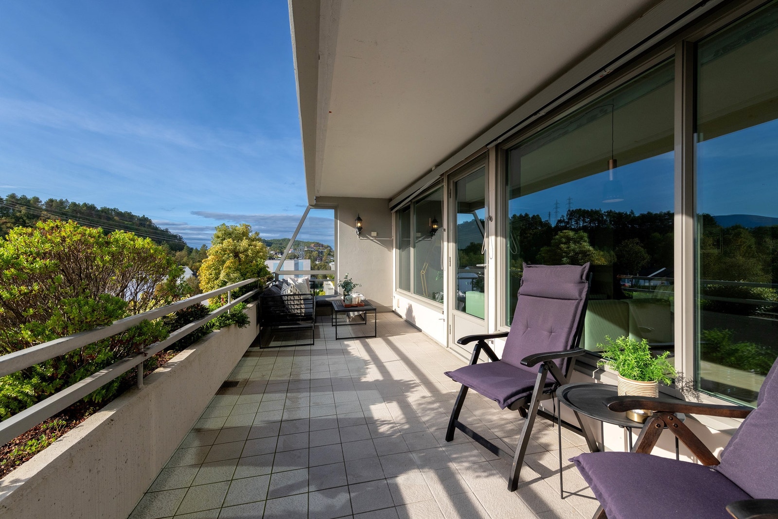 Sydvendt terrasse - faste blomsterkasser i font av terrassen Galleribilde