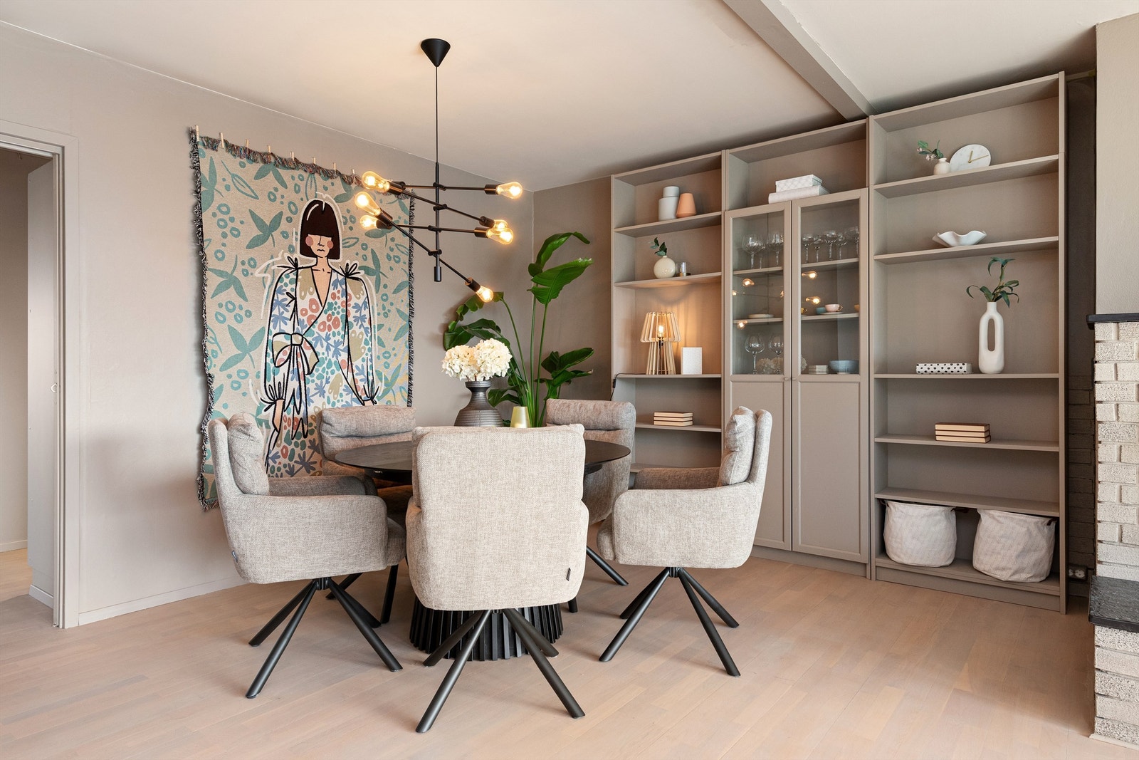 Det er god plass til romslig spisestue på stuen Galleribilde