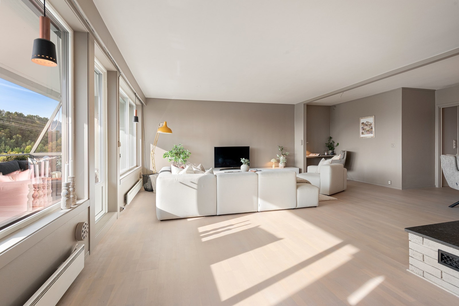 Stuen har parkett på gulv som er slipt og lakket opp igjen i 2024/25 Galleribilde