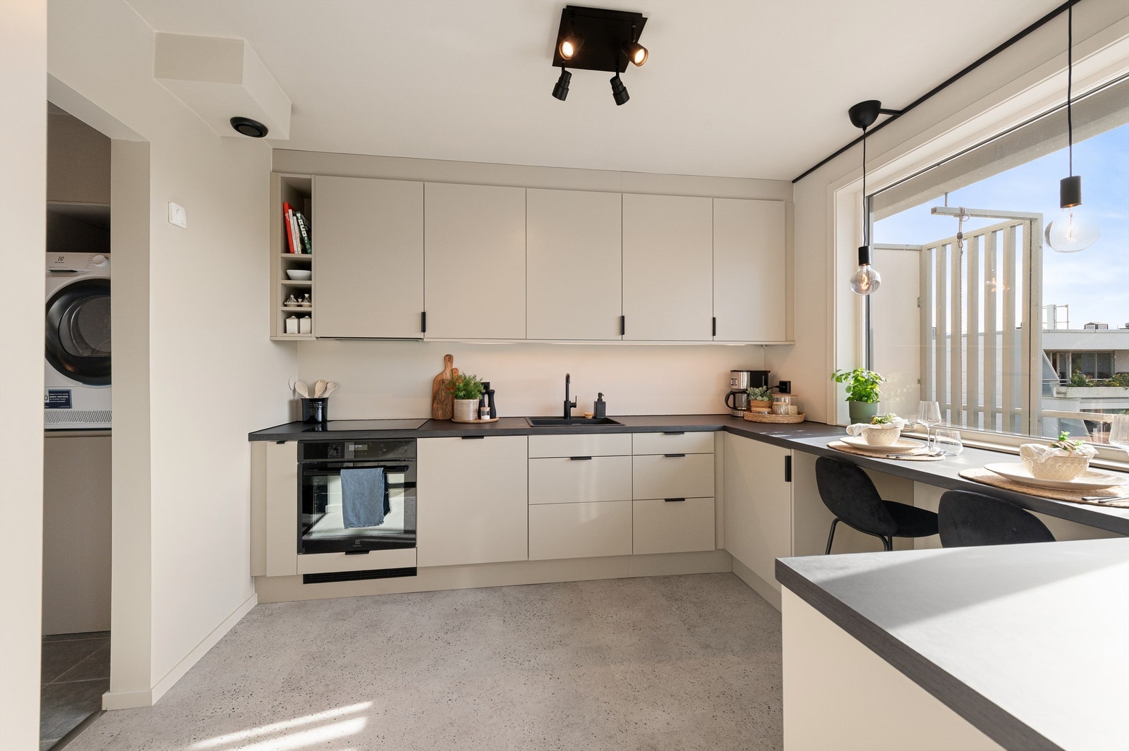 Kjøkkeninnredning Epoq fra 2025 med glatte fronter og benkeplate av laminat Galleribilde