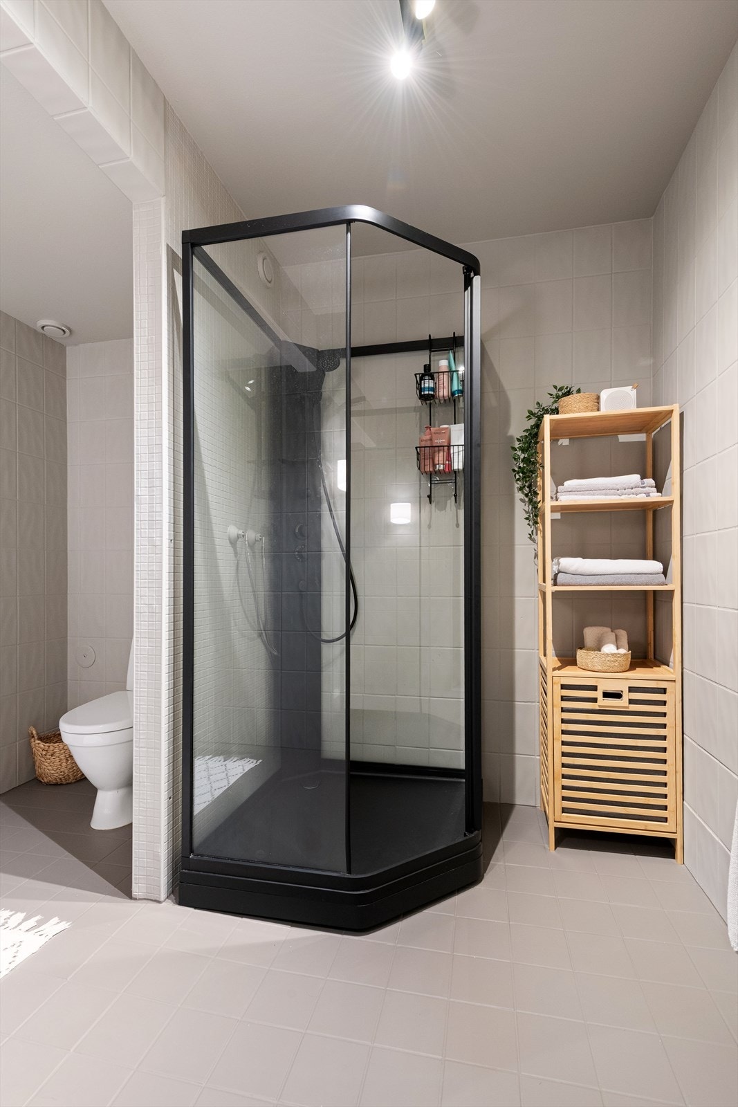 Nytt sort dusjkabinett på bad fra 2025. Galleribilde