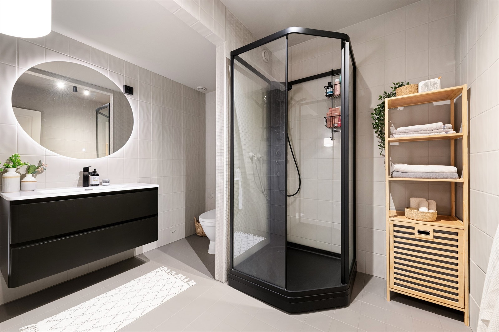 Oppusset bad med flislagte gulv og vegger som er malt i 2024. Varmekabler i gulv. Galleribilde