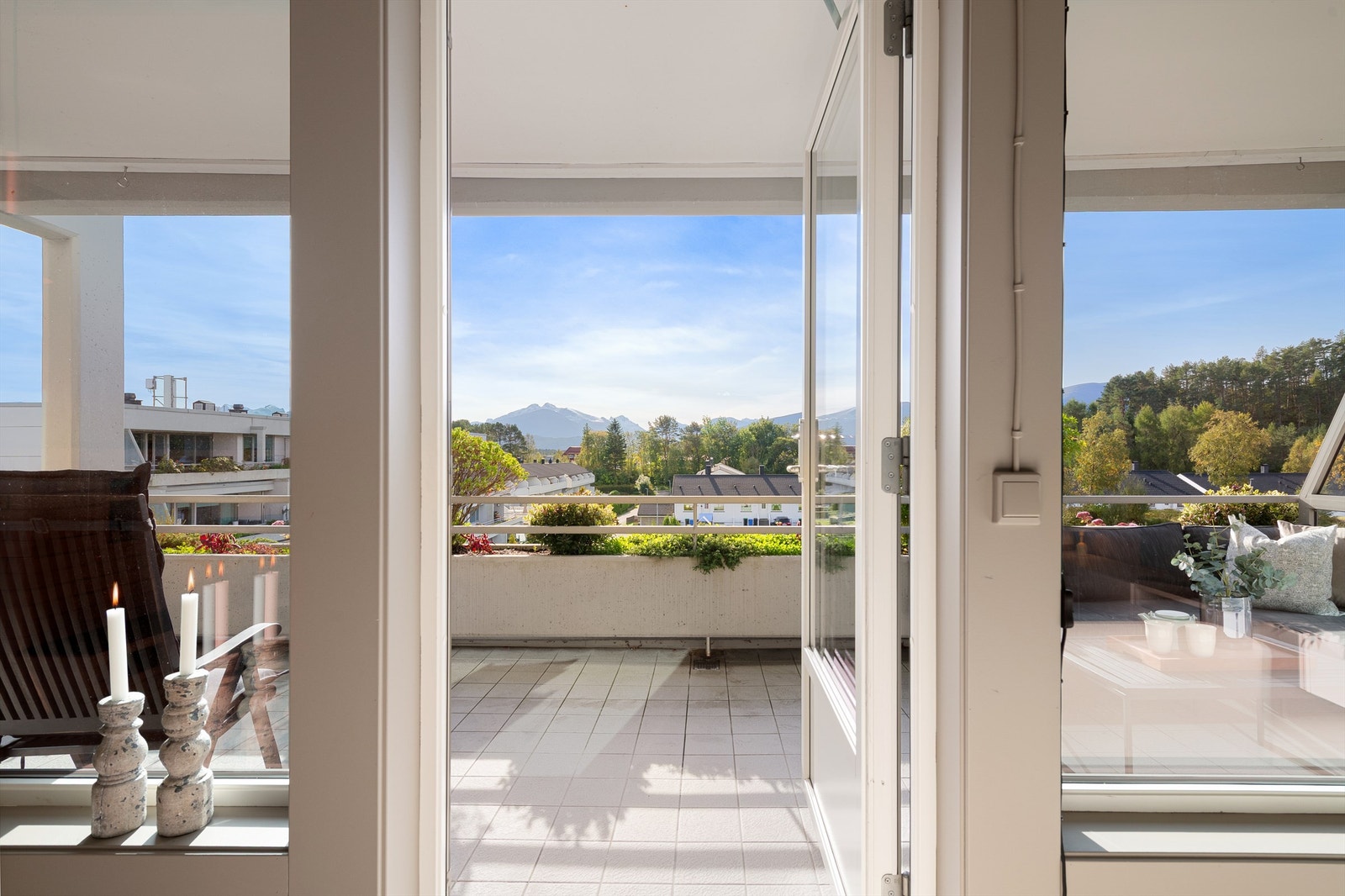 Utgang fra stue via balkongdør til sørvendt terrasse som dels er overbygd Galleribilde