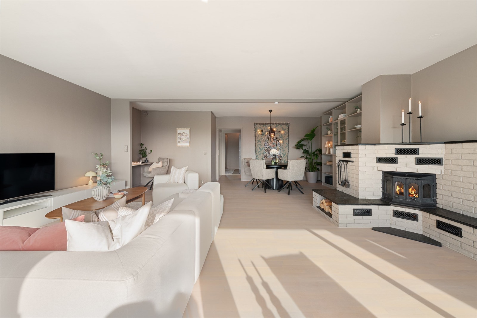 Romslig stue med god plass til flere soner Galleribilde