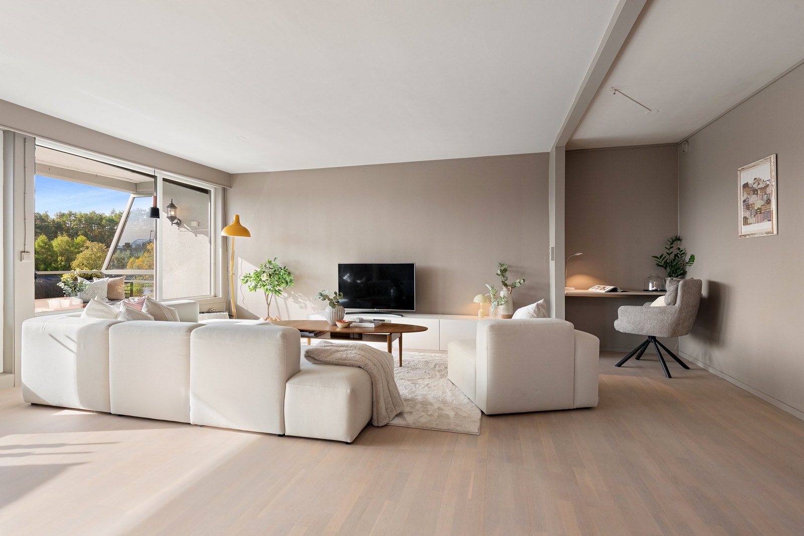 Det er tillaget kontorplass i hjørne på stuen Galleribilde