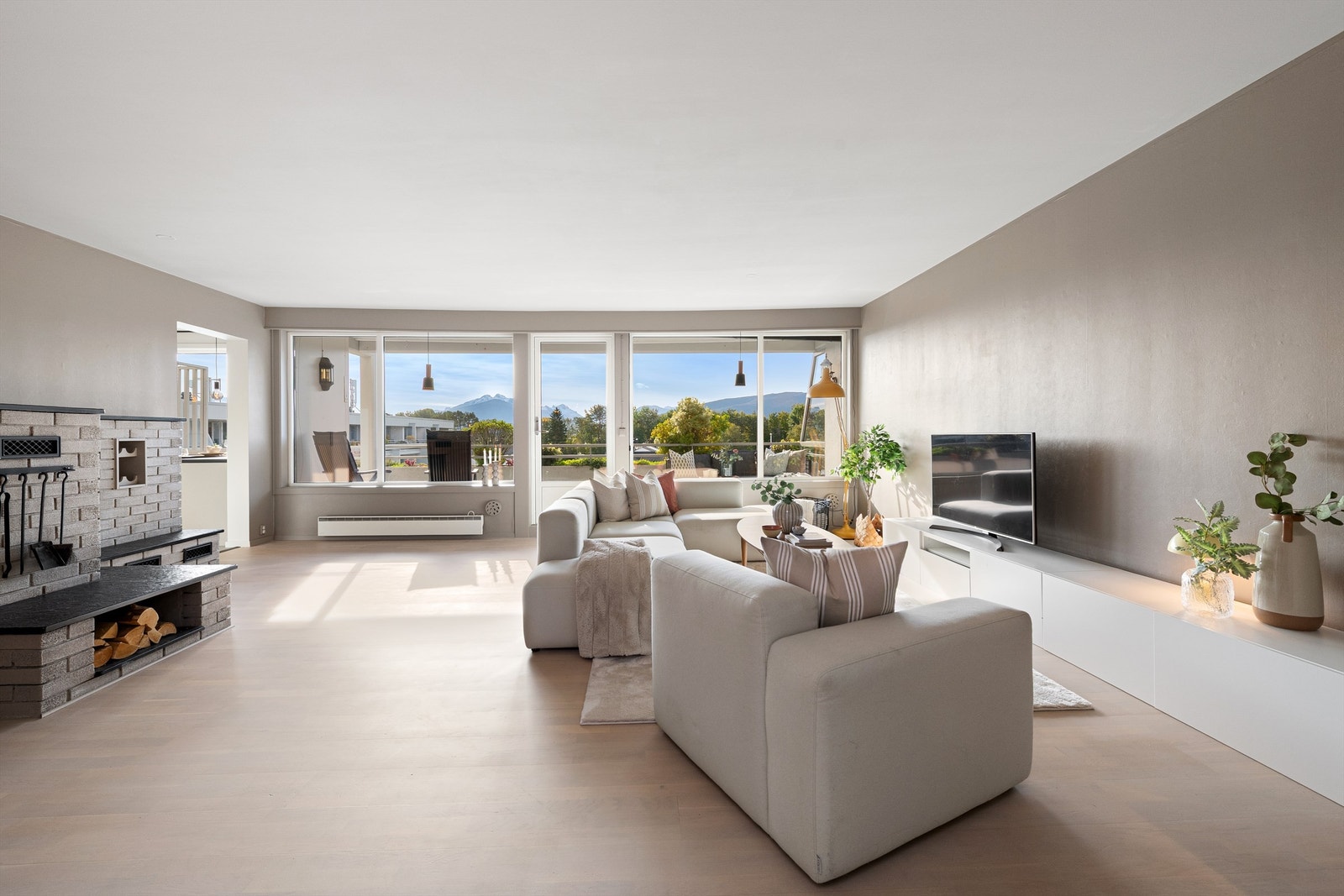 Velkommen til Torvteigen 20, en flott oppusset 4-roms andelsleilighet i toppetasjen presentert av Eiendomsmegler/Partner Marit Stuen Aursnes Galleribilde