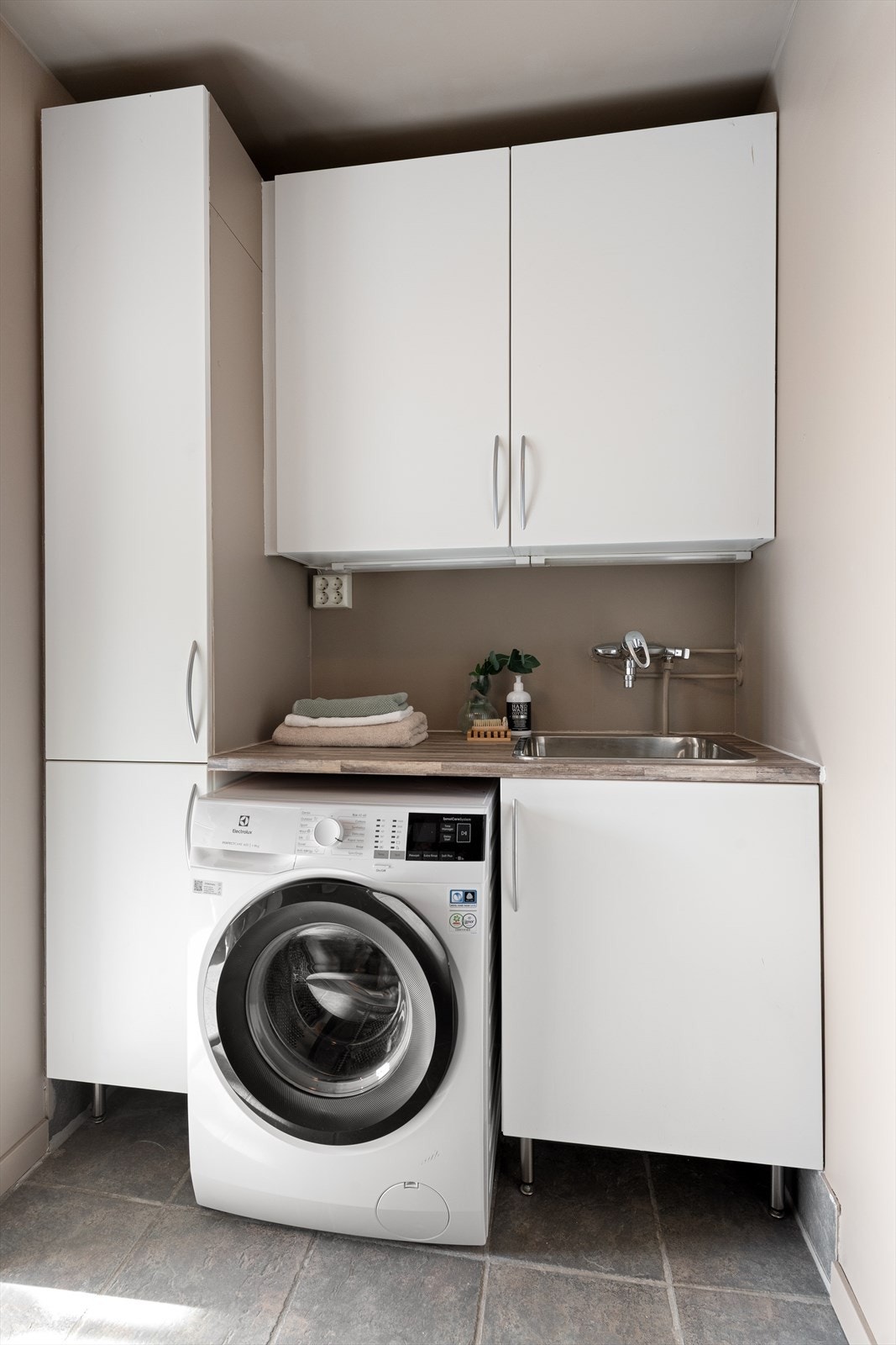 Vaskerom har innredning med hvite glatte fronter med nedfelt skyllekar og opplegg for vaskemaskin. Galleribilde