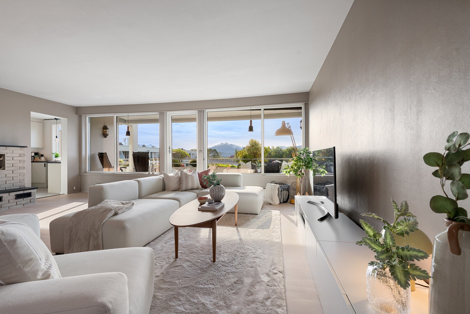 Store vindusflater mot syd som gir god med naturlig lysinnslipp i stuen Galleribilde