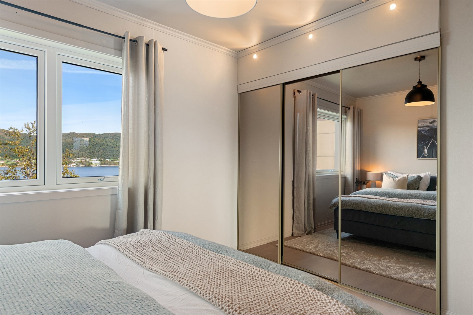 Skyvedørsgarderobe med 3 speildører på hovedsoverom Galleribilde