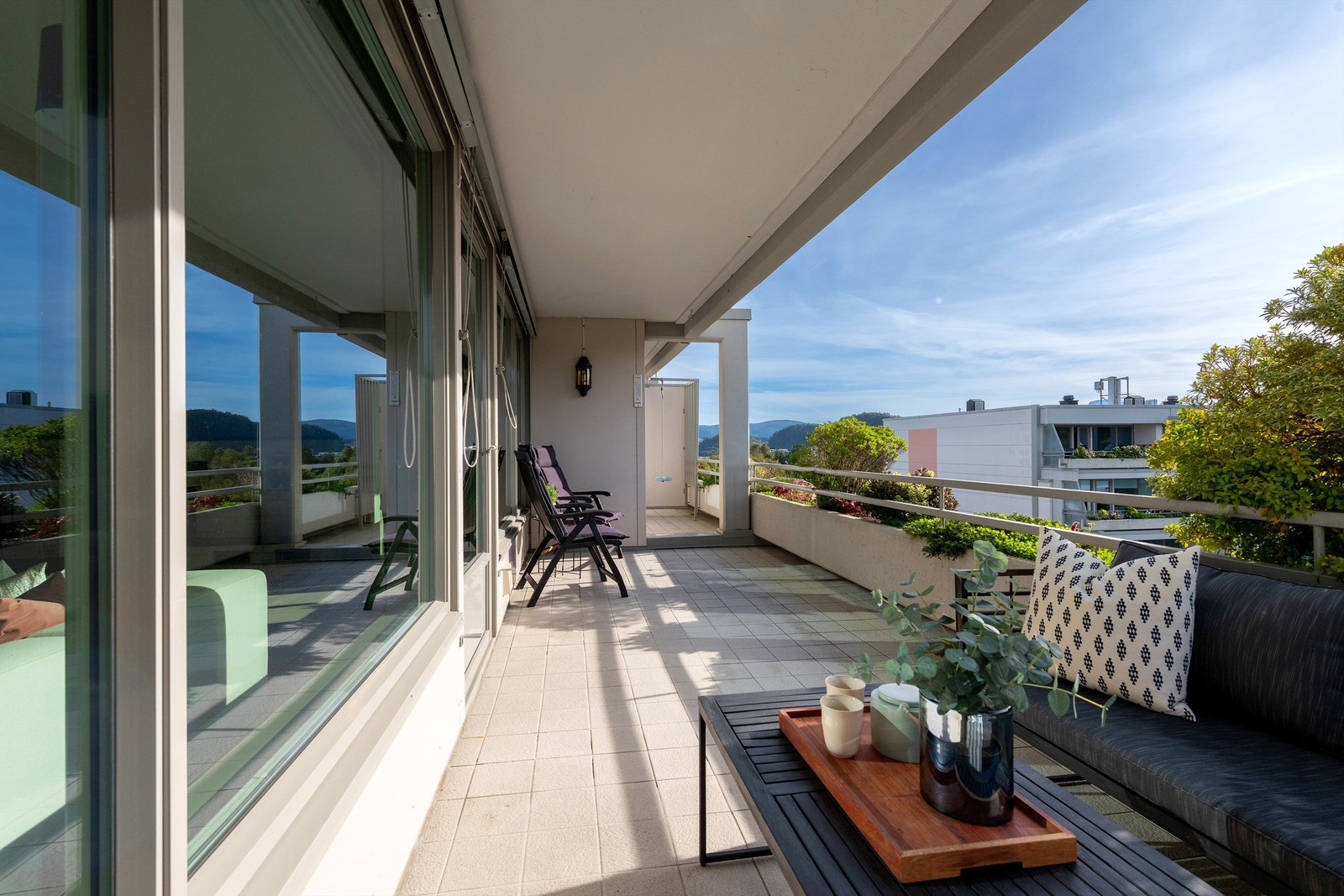 Sørvendt terrasse som dels er overbygd på ca. 19 kvm med god plass til flere soner og sitteplasser Galleribilde