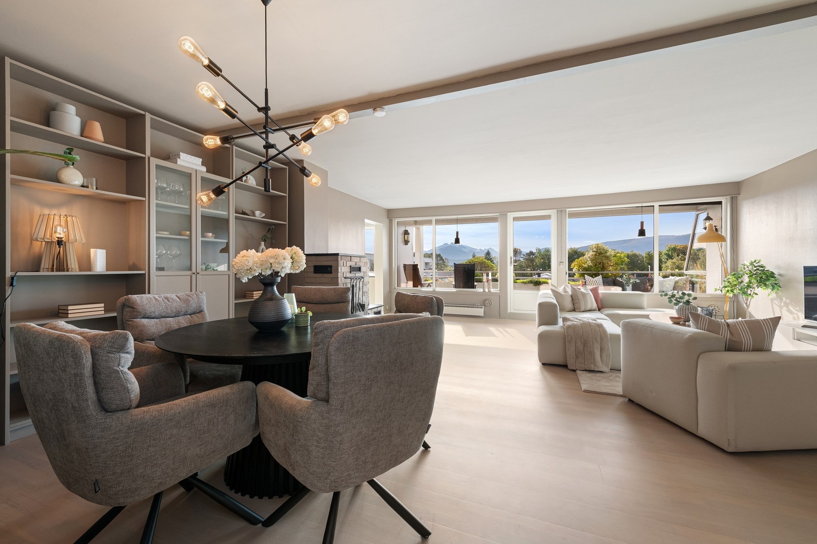 Romslig stue med lyse overflate og god plass til både sofagruppe og spisestue Galleribilde