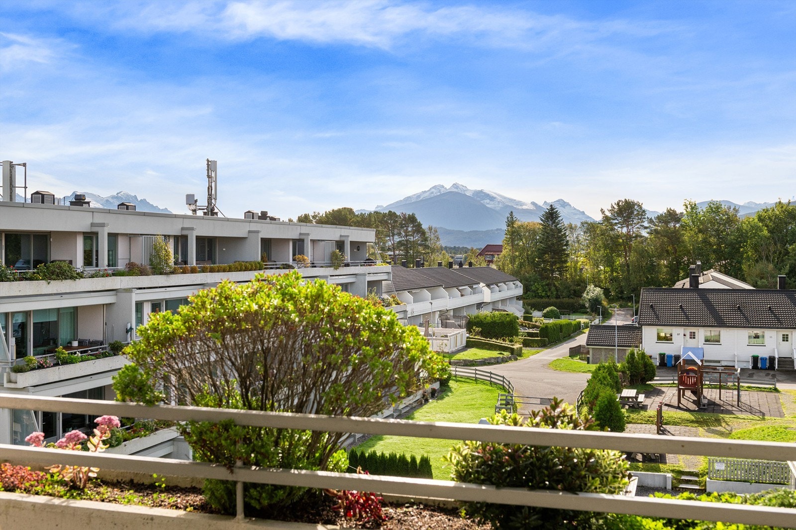 Utsikt fra terrassen over borettslaget og mot Sunnmrøsfjella i sør Galleribilde