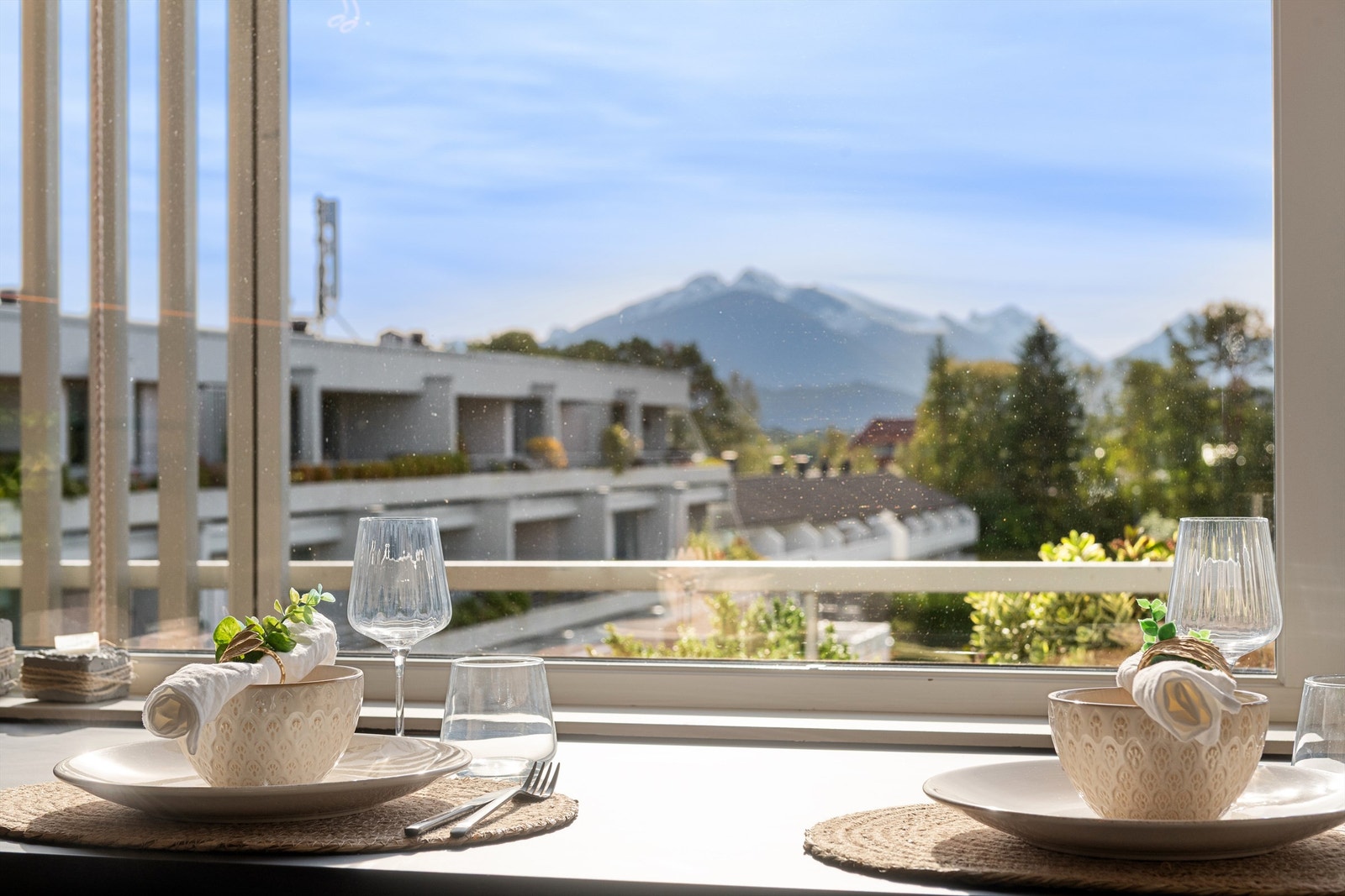 Flott spiseplass med utsikt på kjøkkenet Galleribilde