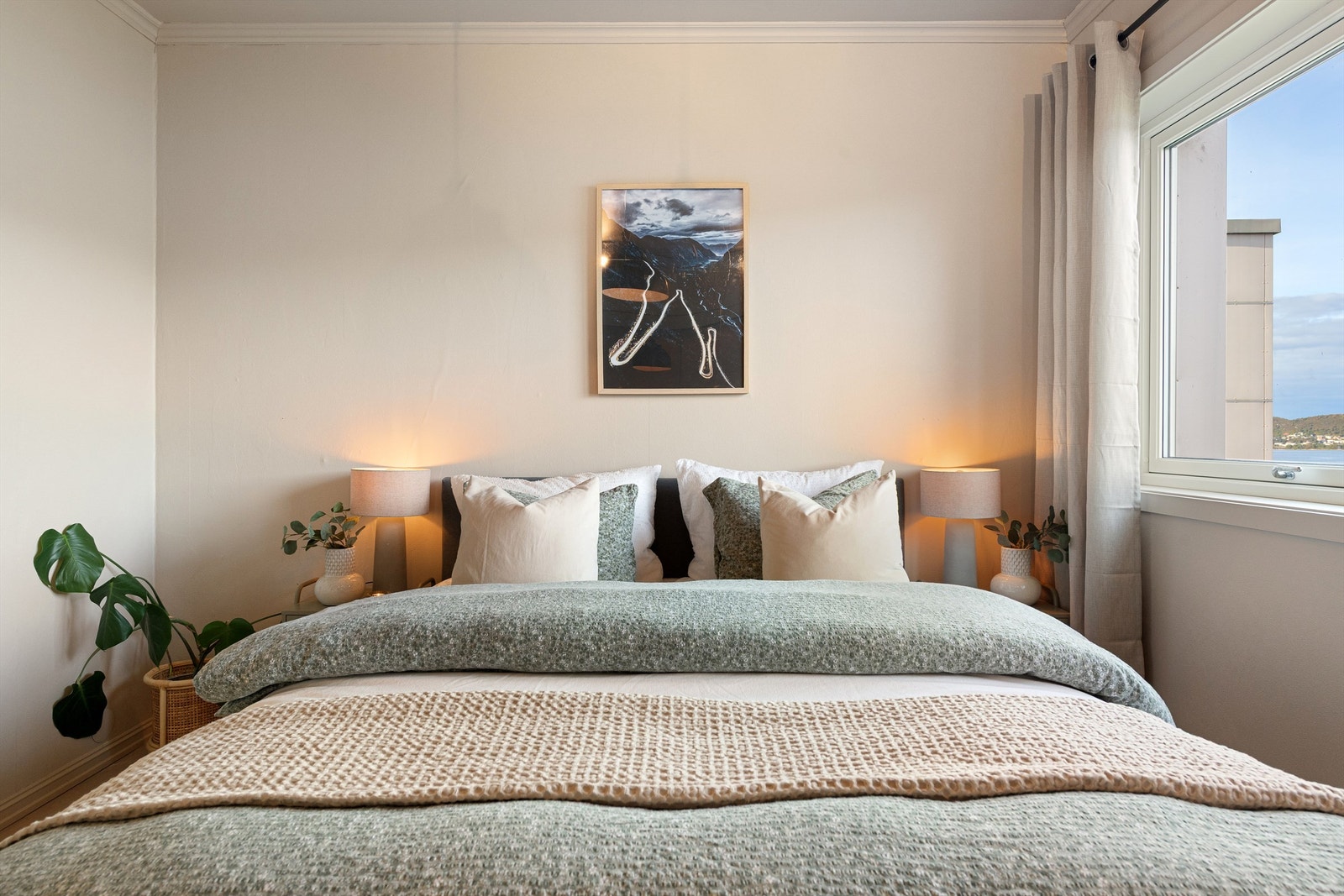 Hovedsoverom med flott utsikt mot Ellingsøyfjorden Galleribilde