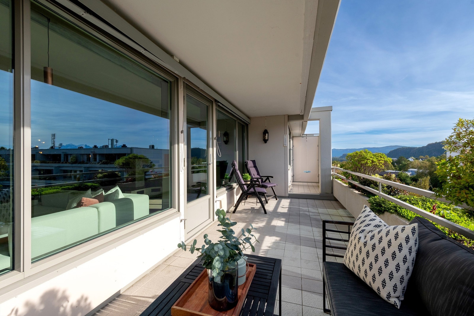 Det er god plass til flere sitteplasser på terrassen Galleribilde