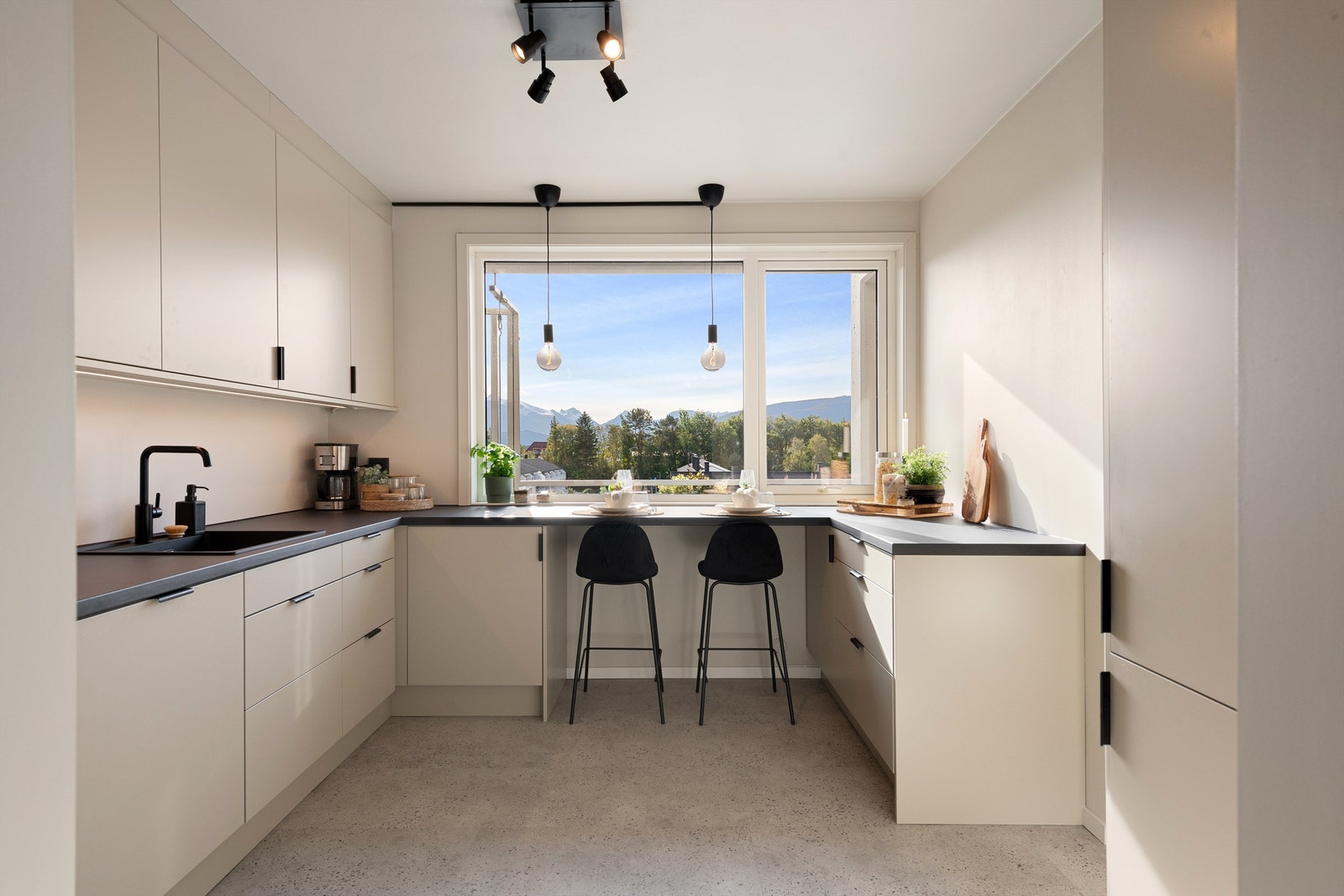 Ny kjøkkeninnredning i 2025 fra Epoq m/integrerte hvitevarer. Takhøye skap med god oppbevaringsplass Galleribilde