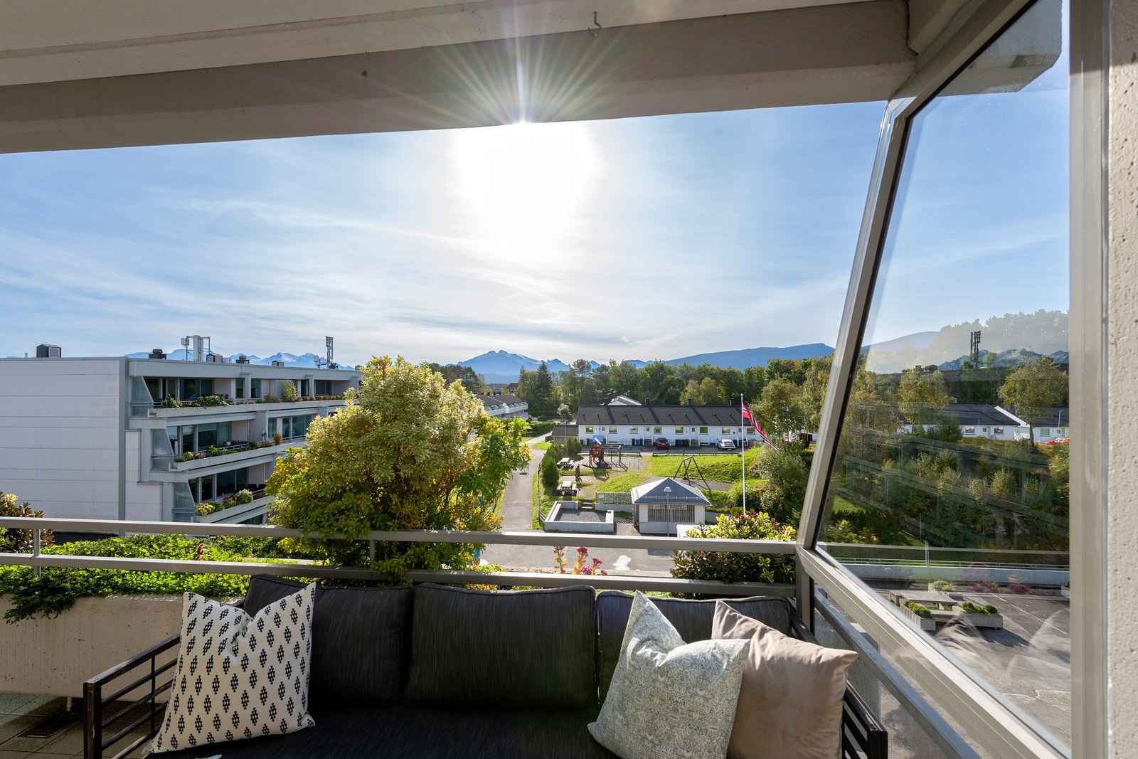 Flott utsikt fra terrassen mot fellesarealer etc. i borettslaget Galleribilde