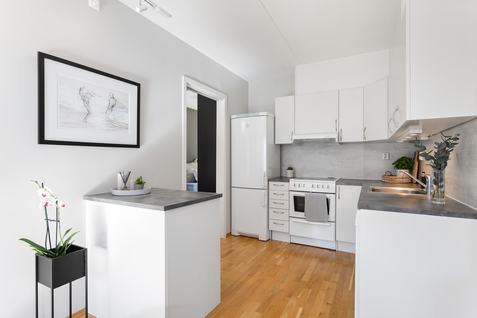 Lyst og moderne kjøkken fra Norema med god skap- og benkeplass Galleribilde