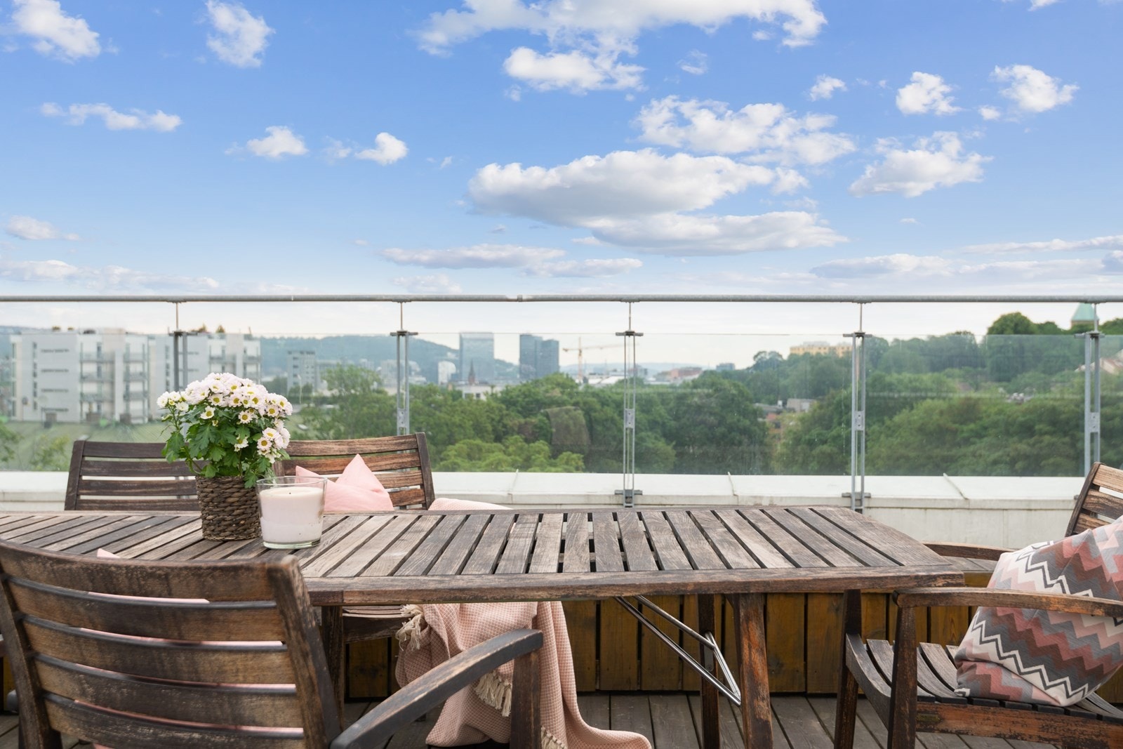 Terrassen har sol hele dagen og en flott utsikt i alle retninger Galleribilde