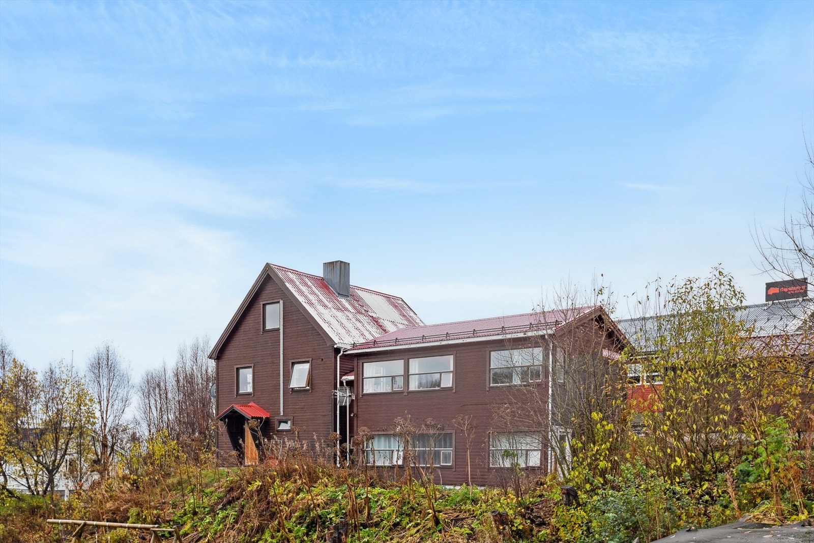 Velkommen til Nesseveien 6 - En hel tomannsbolig med tilleggsdel som passer perfekt for utleie. Boligen har flott utsikt, lite innsyn, gode solforhold og enkel adkomst med gode parkeringsmuligheter på egen gårdsplass og i garasje. Galleribilde