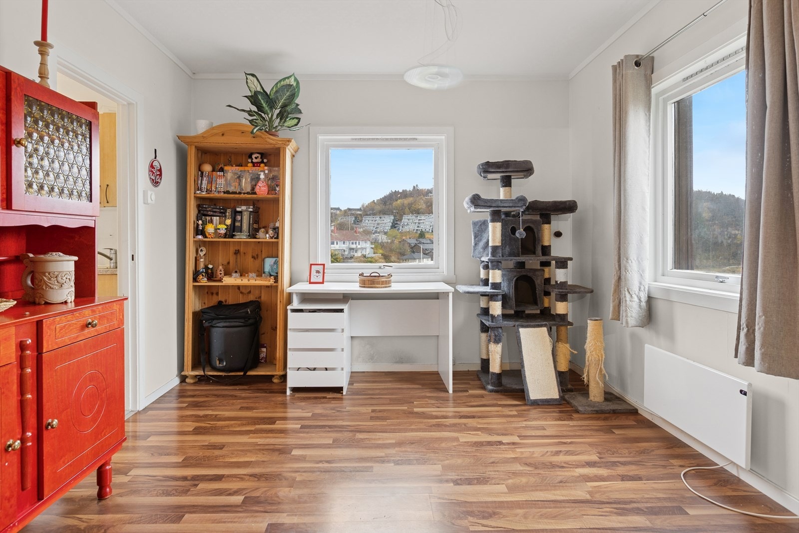 I tilknytning til stuen er det en naturlig plass som egner seg godt til spisegruppe eller annen møblering. Galleribilde