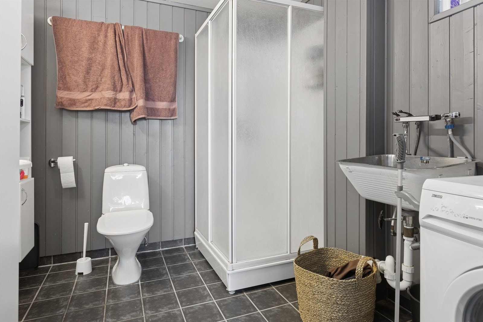 Flislagt bad med opplegg for vaskemaskin. Galleribilde