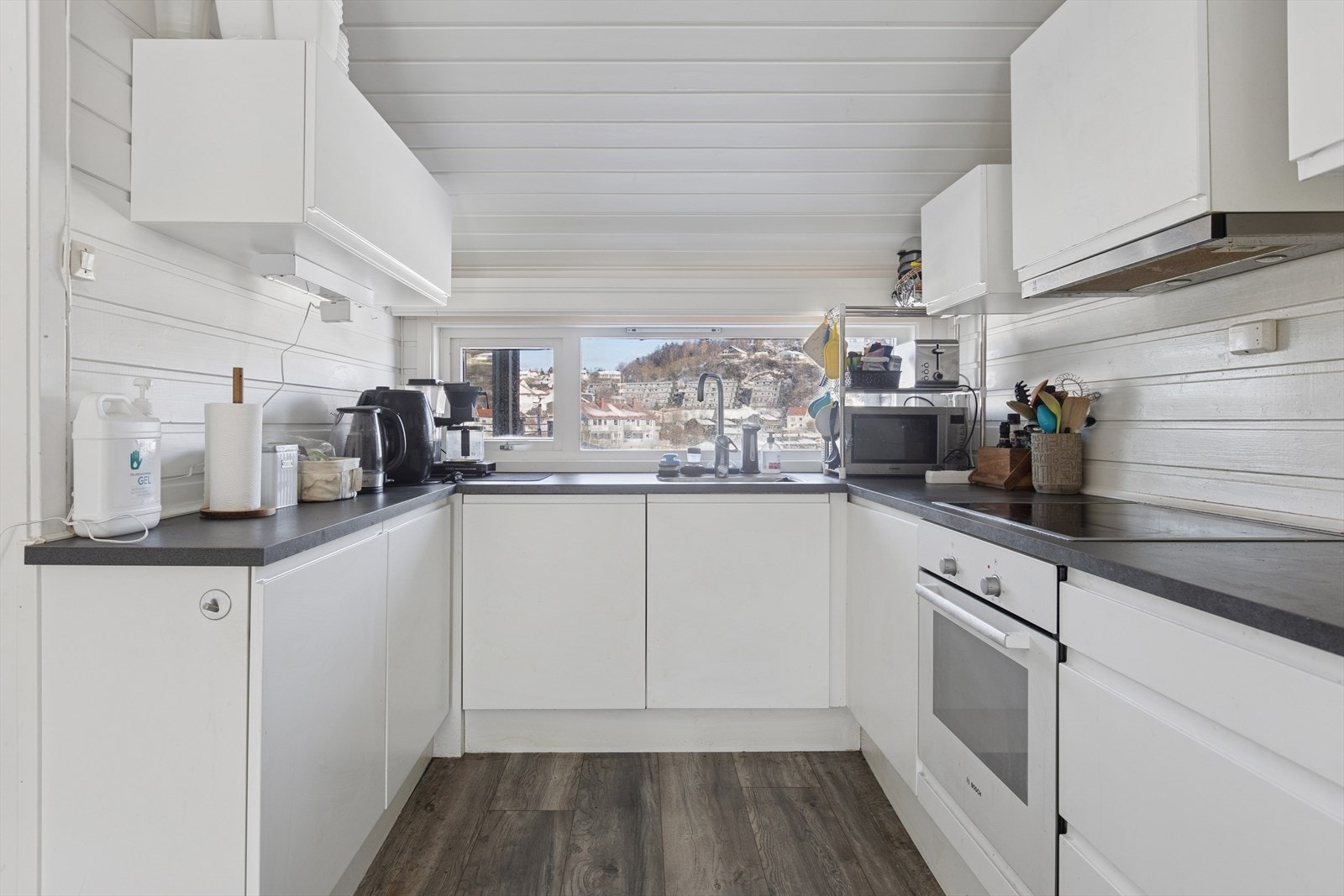 Her får du rikelig med skap- og benkeplass. Galleribilde